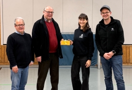 Symbolische Scheckübergabe für die Sanierung der Mehrzweckhalle