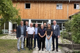 Martin Wunnike, Präsident des RC Regensburg Marc Aurel (links), mit Vertretern der Hilfsorganisationen, die die Jubiläumsspenden erhalten haben, darunter Teresa Bauer, Thomas Zintl und Pater Jörg Widmann von Don Bosco Regensburg (2.,3. und 4. von rechts)