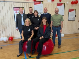 Die Mehrzweckhalle als Gemeinschaftsprojekt: Pater Stefan Stöhr, Geschäftsführer Don-Bosco-Werk, Karl Baier und Lisa Schönberger von der Offenen Kinder- und Jugendarbeit, Manfred Bachfischer, Geschäftsführer und Architekt mba architekten, Thomas Zintl (hinten v. li.) sowie Monika Hitzek, Verwaltungsleitung und Teresa Bauer, Offene Kinder- und Jugendarbeit (vorne v. li.).