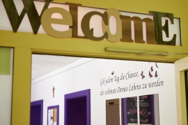 Schild Willkommen in den Wohngruppen des Don Bosco Zentrums Regensburg
