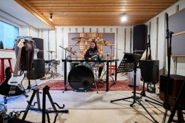 Der Bandraum ist mit verschiedenen Instrumenten ausgestattet und steht Bands und jungen Musiker*innen zur Verfügung