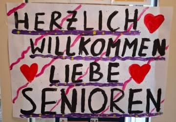 Willkommensgruß des Jugendtreffs an die Seniorinnen und Senioren
