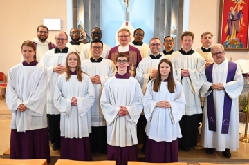 Die neu beauftragten Salesianer Don Boscos mit Mitbürgern und Ministranten