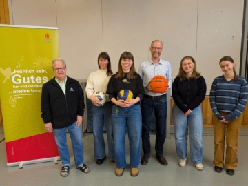 Peter Schillinger, Geschäftsführer Schillinger GmbH, (3. von rechts) übergab gemeinsam mit Eva Schillinger (2. von rechts) die Spende an das Team von Don Bosco Regensburg: Direktor Pater Jörg Widmann, Teresa Bauer, Lisa Schönberger und Sonja Bareuther von der Offenen Kinder- und Jugendarbeit (von links).