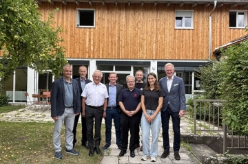 Martin Wunnike, Präsident des RC Regensburg Marc Aurel (links), mit Vertretern der Hilfsorganisationen, die die Jubiläumsspenden erhalten haben, darunter Teresa Bauer, Thomas Zintl und Pater Jörg Widmann von Don Bosco Regensburg (2.,3. und 4. von rechts)
