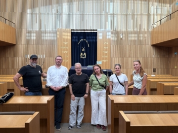 Rabbiner Benjamin Kochan gemeinsam mit den Sozialpädagogen Melanie Gschwind, Melanie Englhardt und Klaus Fiolka, Direktor Pater Jörg Widmann sowie eine Praktikantin des Don Bosco Zentrums Regensburg