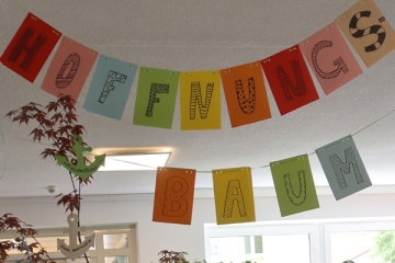 Anker aus Papier mit den Wünschen und Hoffnungen von jungen und Menschen am Hoffnungsbaum von Don Bosco Regensburg