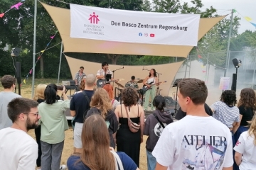 Die Band "Holiday" sorgte beim Sommerfestival von Don Bosco Regensburg für Stimmung
