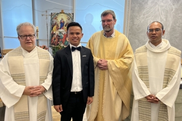 David Thongnibah (2. v. l.) verlängerte seine Profess um zwei Jahre. P. Jörg Widmann (links), Direktor in Regensburg, Provinzial P. Reinhard Gesing (2. v. r.) sowie P. Arnes Sohshang aus Benediktbeuern (rechts) freuen sich über das „Ja“ zur Berufung. 