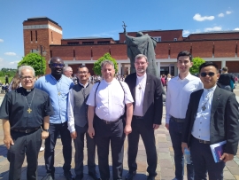 Auch eine deutsche Delegation unter Leitung von Provinzial P. Reinhard Gesing (3.v.r.) nahm an den Feierlichkeiten zur Seligsprechung in Krakau teil, v.l.: P. J&ouml;rg Widmann, Anthony Acquah, Banraplang Nongrum, P. Andreas K&uuml;hne, P. Reinhard Gesing, Maximilian Yukio Hartmann und David Thongnibah.