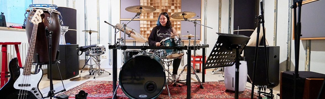 Jugendliche am Schlagzeug im Bandraum des Don Bosco Zentrum regensburg