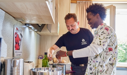 Gemeinsames Kochen in der Wohngruppe des Don Bosco Zentrum