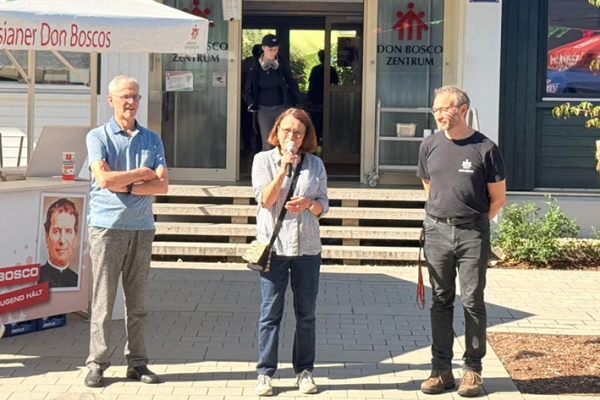 Straßenfest Regensburg Oberbürgermeisterin.jpg