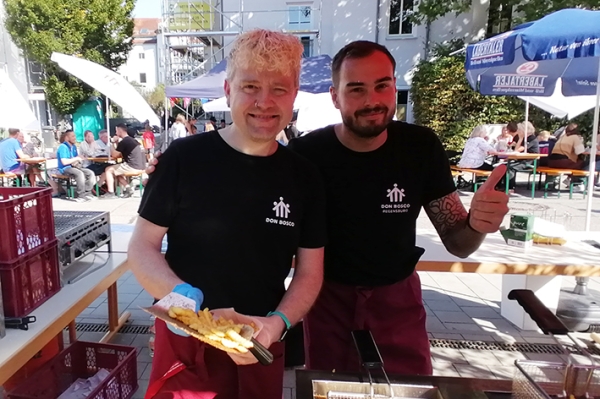 Straßenfest Regensburg Pommesverkauf.jpg
