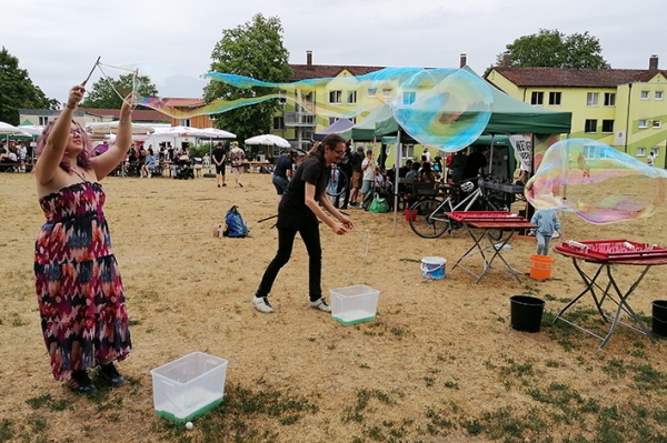 Sommerfestival Don Bosco Regensburg Riesenseifenblasen_web.jpg