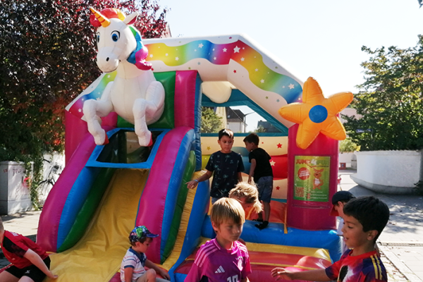 Straßenfest Regensburg_Hüpfburg.png