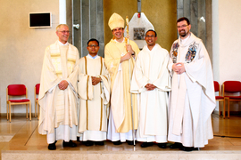 Der neu geweihte Diakon Arnes Sohshang (2.v.re.) zusammen mit Provinzial Pater Reinhard Gesing (re.), dem Regensburger Salesianerdirektor Konrad Schweiger (li.) und seinem Mitbruder Primus Syiem (2.v.li.).