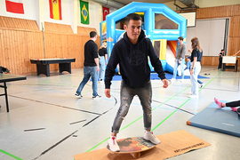 Balanceboard und Hüpfburg am Straßenfest des Don Bosco Zentrums Regensburg