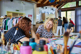 Jeden Mittwoch um 16 Uhr wird in der Kreativwerkstatt im Don Bosco Zentrum Regensburg gebastelt und gemalt.