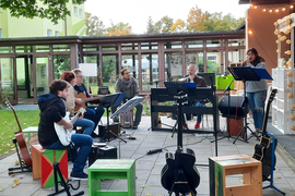 Profimusiker und Jugendliche spielen gemeinsam beim Musikprojekt