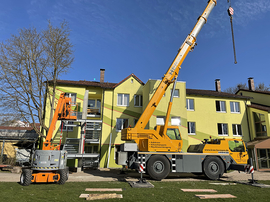 Kran stellt Feuertreppe am Don Bosco Zentrum Regensburg auf