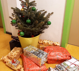 Mit Mini-Christbaum und Geschenken feierte die Wohngruppe Garelli Weihnachten unter Coronabedingungen.