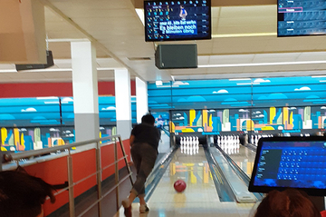 Die Jugendlichen aus dem Außenbetreuten Wohnen beim Bowling im Super Bowl Regensburg