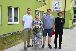DBZ Einrichtungsleiter Thomas Zintl bedankte sich bei Irina Höcherl, Johann Feldbauer und Florian Weigl von der Firma Feldbauer