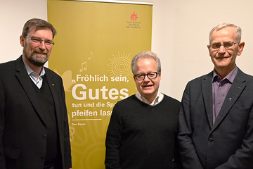P. Jörg Widmann (Mitte) wurde von Provinzial P. Reinhard Gesing (links) und seinem Vorgänger P. Konrad Schweiger (rechts) begrüßt