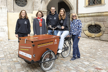 (v.l.n.r.) Sonja Eder (Don-Bosco-Zentrum), Oberbürgermeisterin Gertrud Maltz-Schwarzfischer, Karl Baier und Teresa Bauer (beide Don-Bosco-Zentrum), Christiana Schmidbauer, Leiterin des Amtes für allgemeine Stiftungsverwaltung © Stadt Regensburg, Christian Kaister