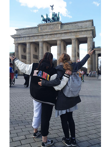 Jugendliche aus dem Don Bosco Zentrum Regensburg vor dem Brandenburger Tor in Berlin.