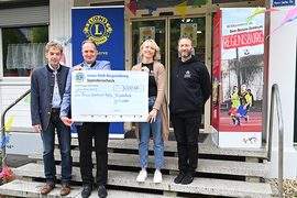 Peter Magerer und Stefan Wissel vom Lions Club Regensburg übergeben eine Spende an Monika Hitze und Thomas Zintl vom Don Bosco Zentrum Regensburg