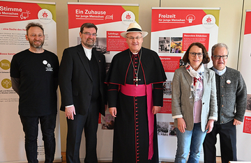 Von links: Einrichtungsleiter Thomas Zintl, Provinzial P. Reinhard Gesing SDB, Bischof Rudolf Voderholzer, Oberbürgermeisterin Gertrud Maltz-Schwarzfischer und P. Jörg Widmann SDB, Direktor der Salesianergemeinschaft in Regensburg