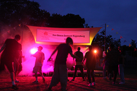 Jugendliche feiern gemeinsam beim Sommerfestival von Don Bosco Regensburg